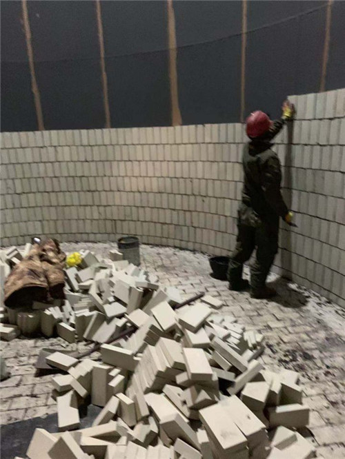 電廠耐酸瓷磚施(shī)工現場